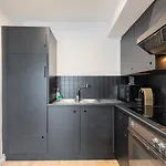 Bright 2-bedroom W Balcony And Parking Apartmán