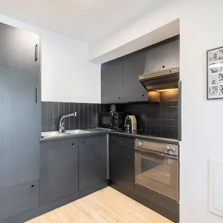 아파트 Bright 2-bedroom W Balcony And Parking *