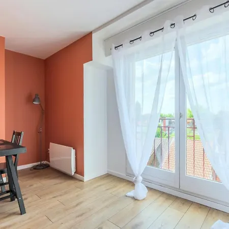 Bright 2-bedroom W Balcony And Parking *