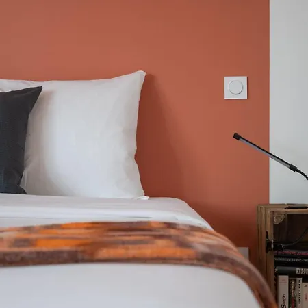 Bright 2-bedroom W Balcony And Parking Appartamento *