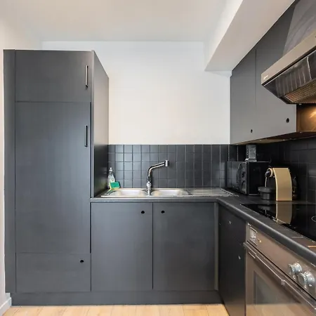 Bright 2-bedroom W Balcony And Parking 아파트