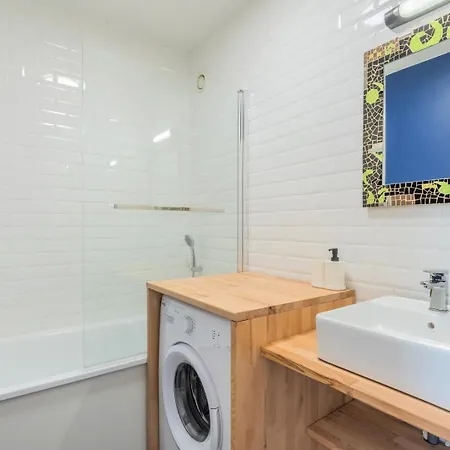 Bright 2-bedroom W Balcony And Parking Lambersart