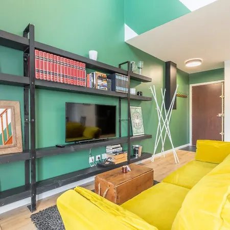 Bright 2-bedroom W Balcony And Parking Appartamento