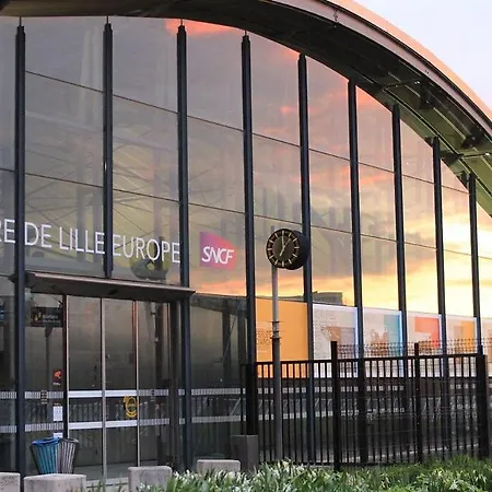 Bright 2-bedroom W Balcony And Parking Lambersart