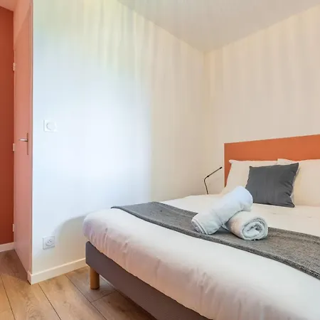 Bright 2-bedroom W Balcony And Parking Appartamento