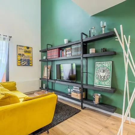 Bright 2-bedroom W Balcony And Parking 아파트 *