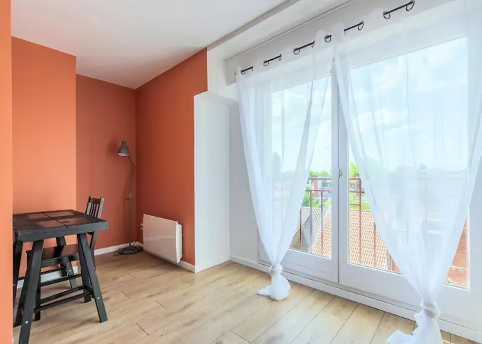 Bright 2-bedroom W Balcony And Parking *