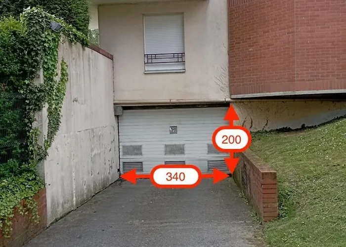 Bright 2-bedroom W Balcony And Parking *