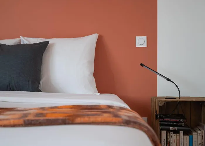 Bright 2-bedroom W Balcony And Parking Apartman *