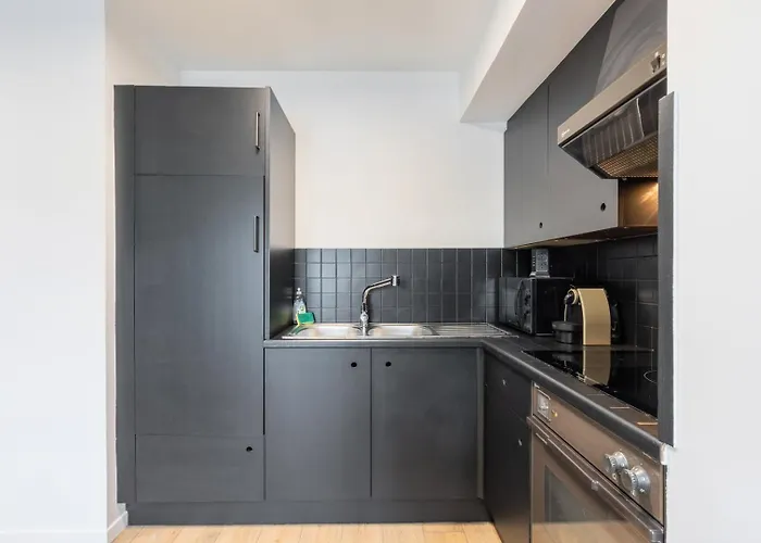 Bright 2-bedroom W Balcony And Parking Apartman