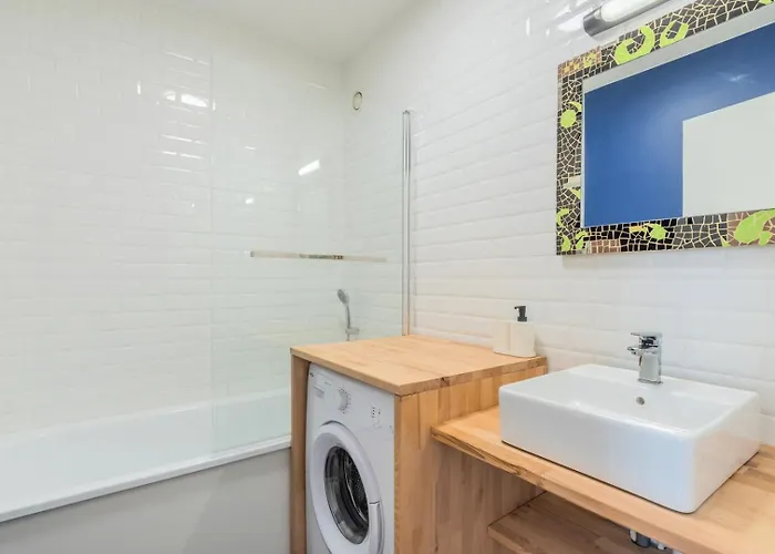 Bright 2-bedroom W Balcony And Parking Lambersart