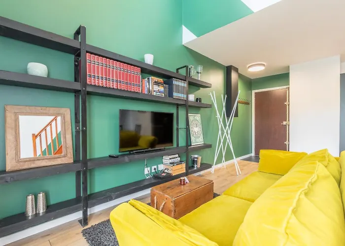 Bright 2-bedroom W Balcony And Parking Apartman