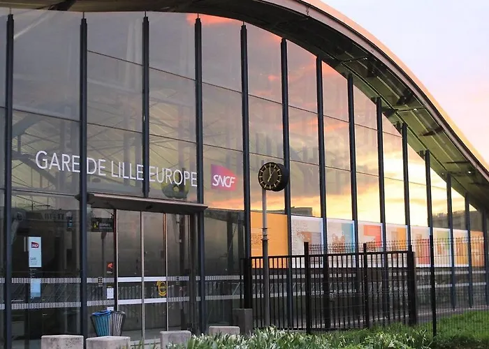 Bright 2-bedroom W Balcony And Parking Lambersart