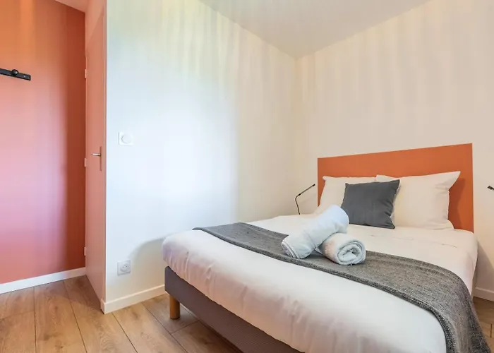 Bright 2-bedroom W Balcony And Parking Apartman