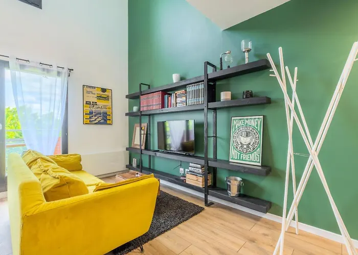 Bright 2-bedroom W Balcony And Parking Apartman *